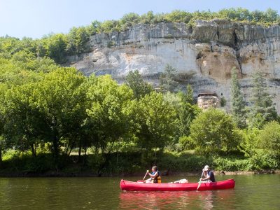 kayaking along cliffs - Vezere valley