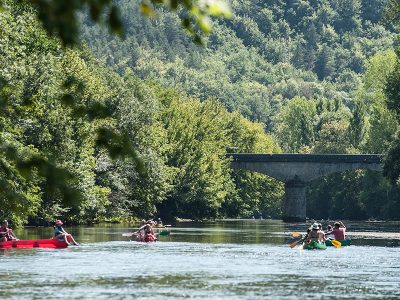 kayaking into the wildon the Vezere in Dordogne